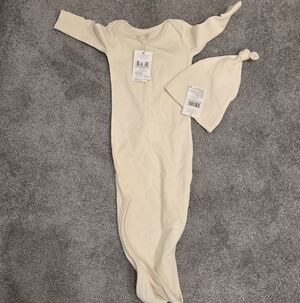 NWT Mushie Cream Knotted Gown And Beanie Set